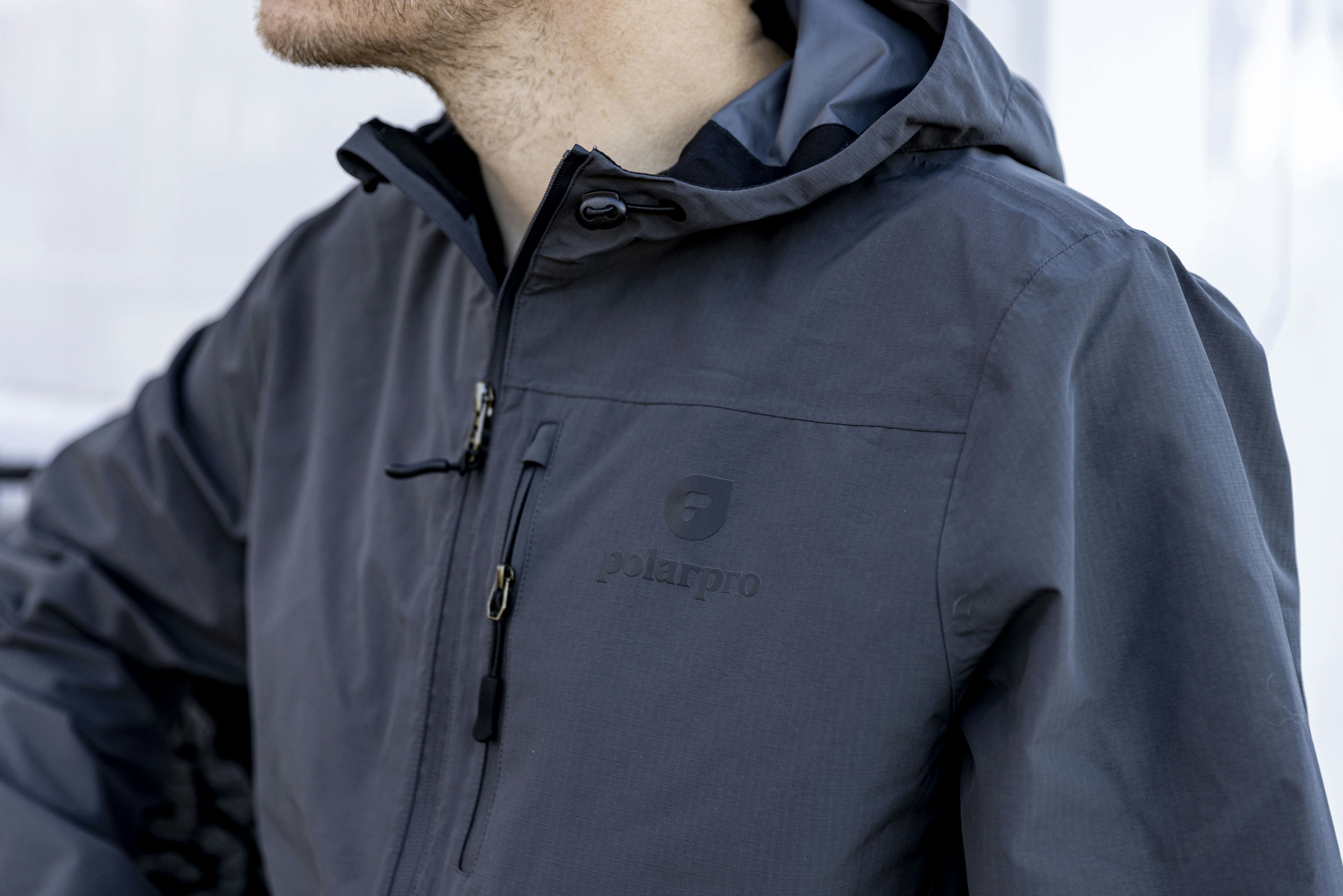 코트 핏 유지하는 옷걸이 고르는 법 - a man wearing a blue jacket and a black hat