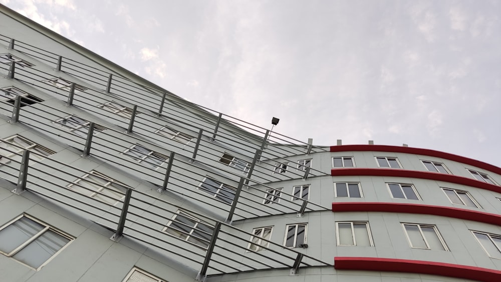 Un edificio rojo y blanco con un pájaro encaramado encima