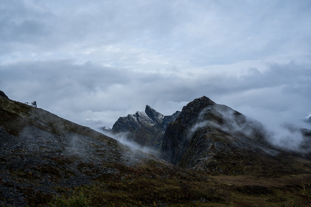 Una cadena montañosa cubierta de niebla y nubes