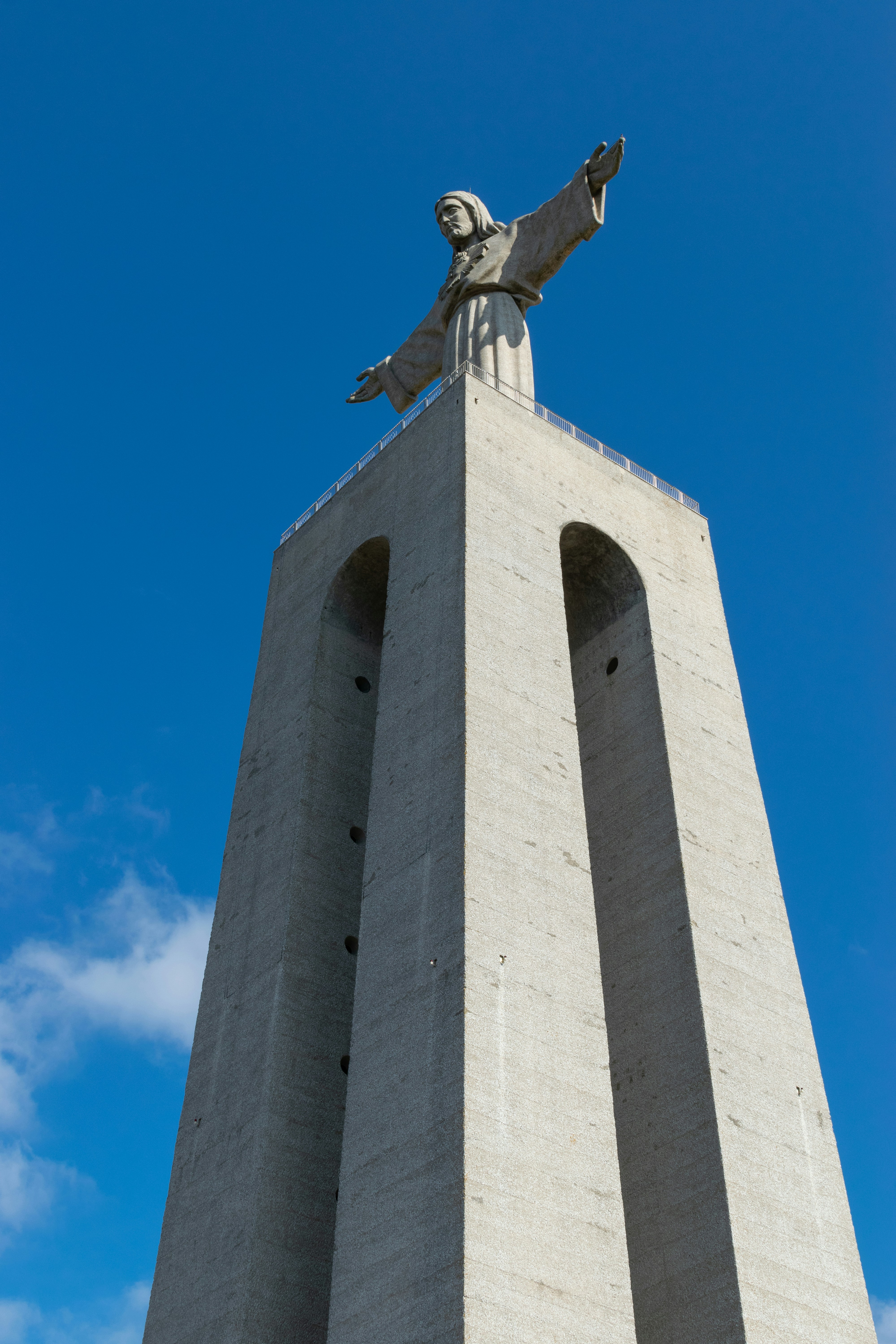 Una estatua de Jesús en la parte superior de un edificio alto