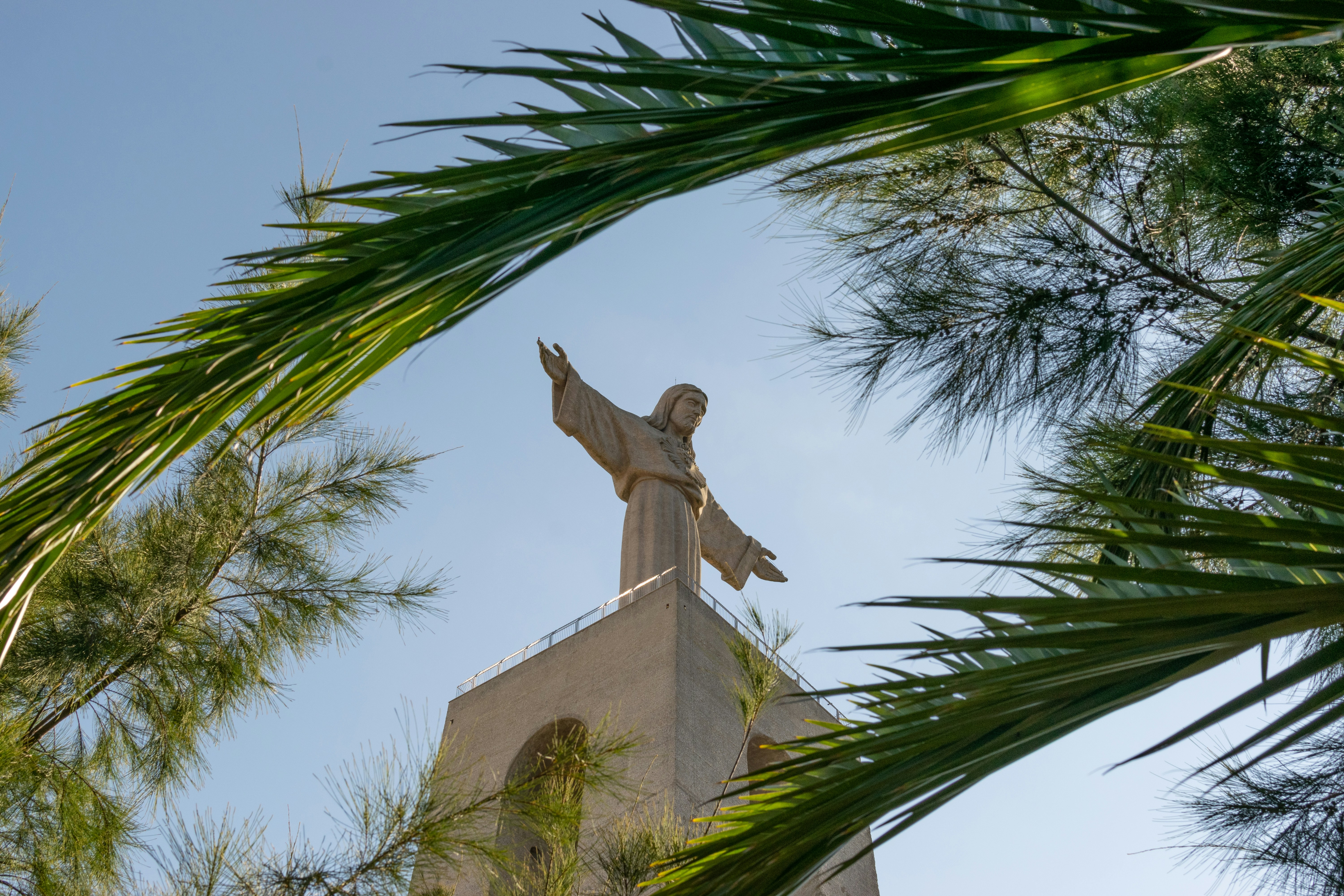 Una estatua de Jesús en la parte superior de un edificio