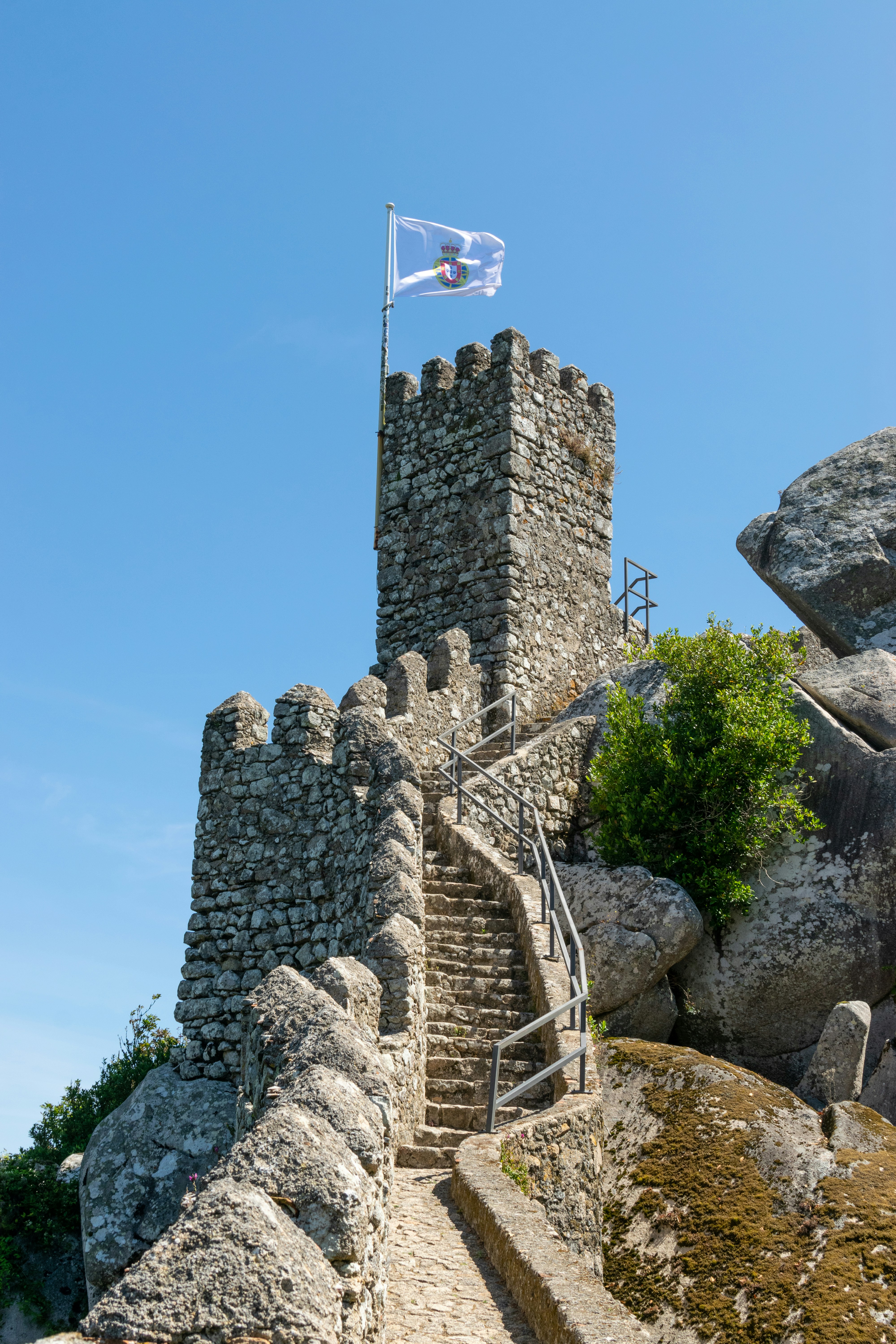 Un castillo de piedra con una bandera encima