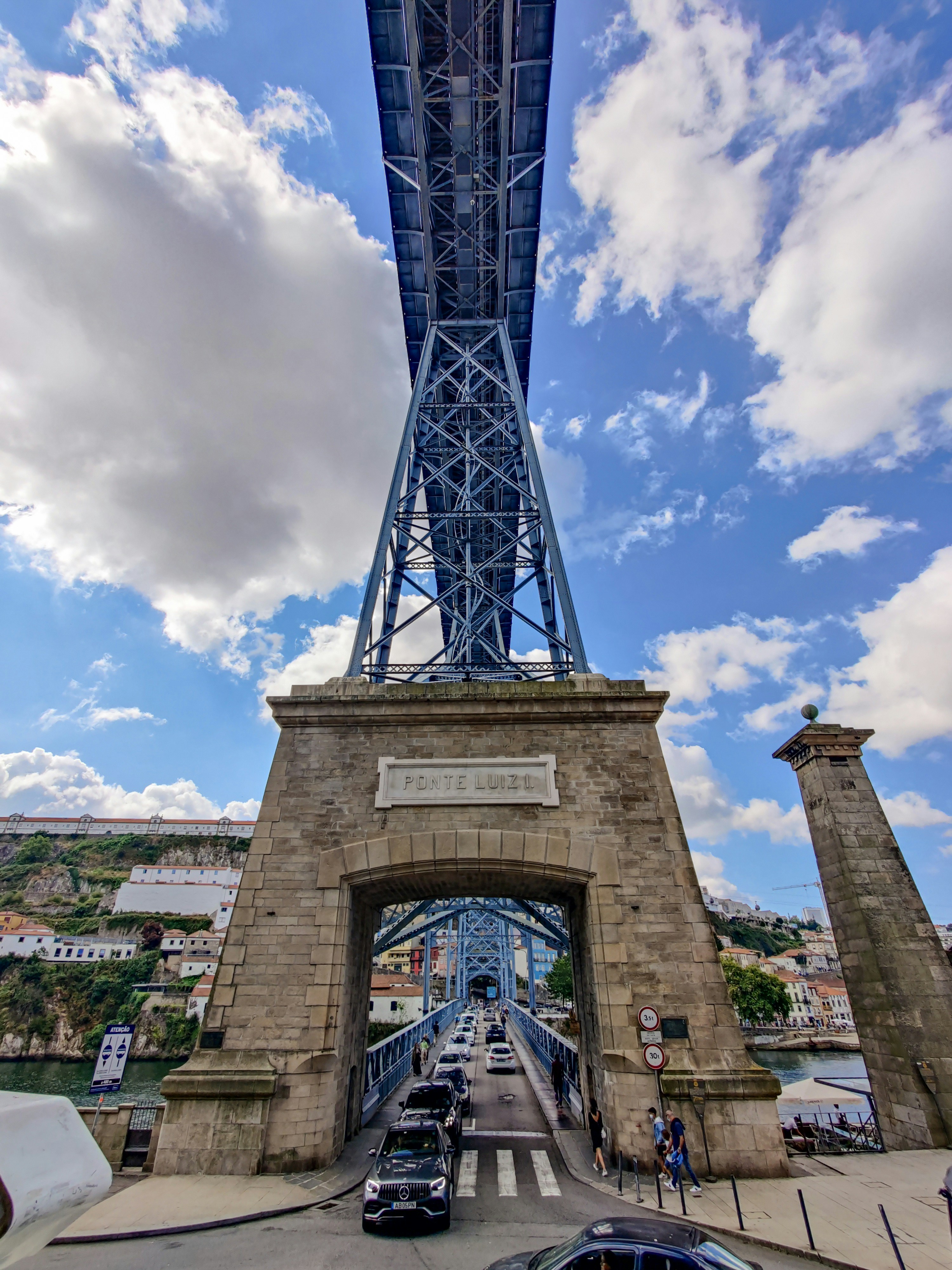 Un puente muy alto que se extiende sobre un río