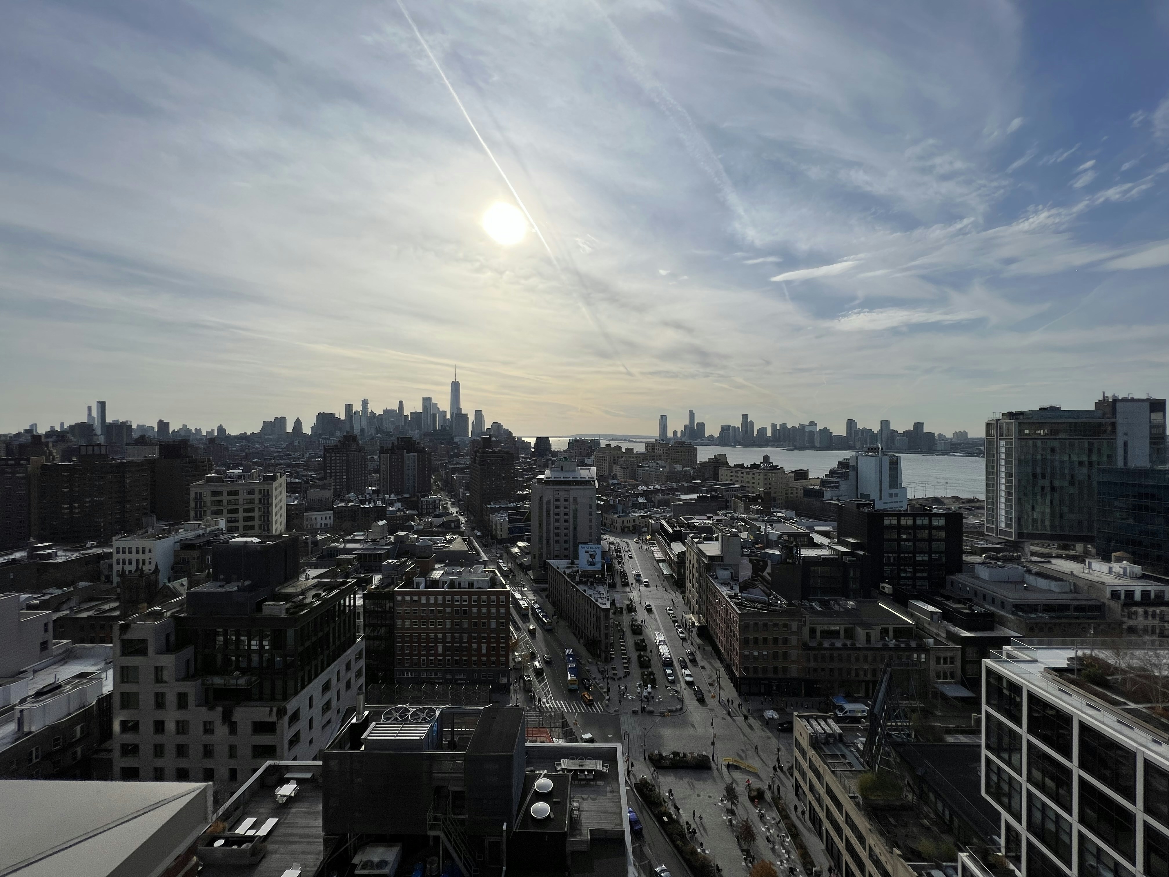 Una vista de una ciudad desde un edificio alto