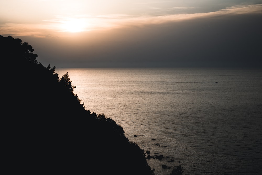 El sol se está poniendo sobre un cuerpo de agua