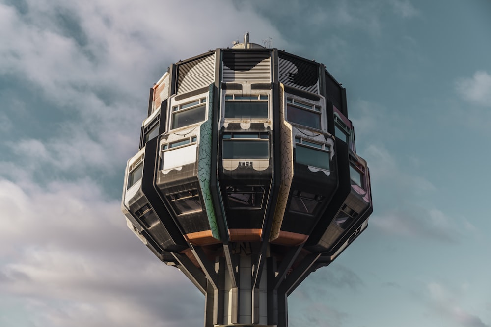 uma torre alta com um relógio no topo dela