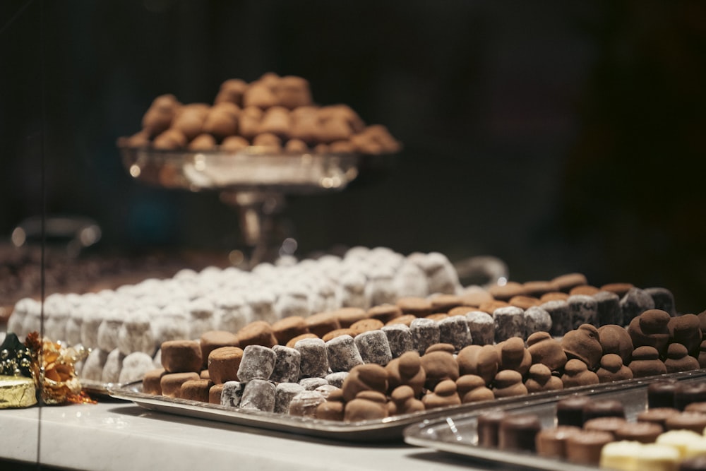 una exhibición de postres y pasteles en una mesa