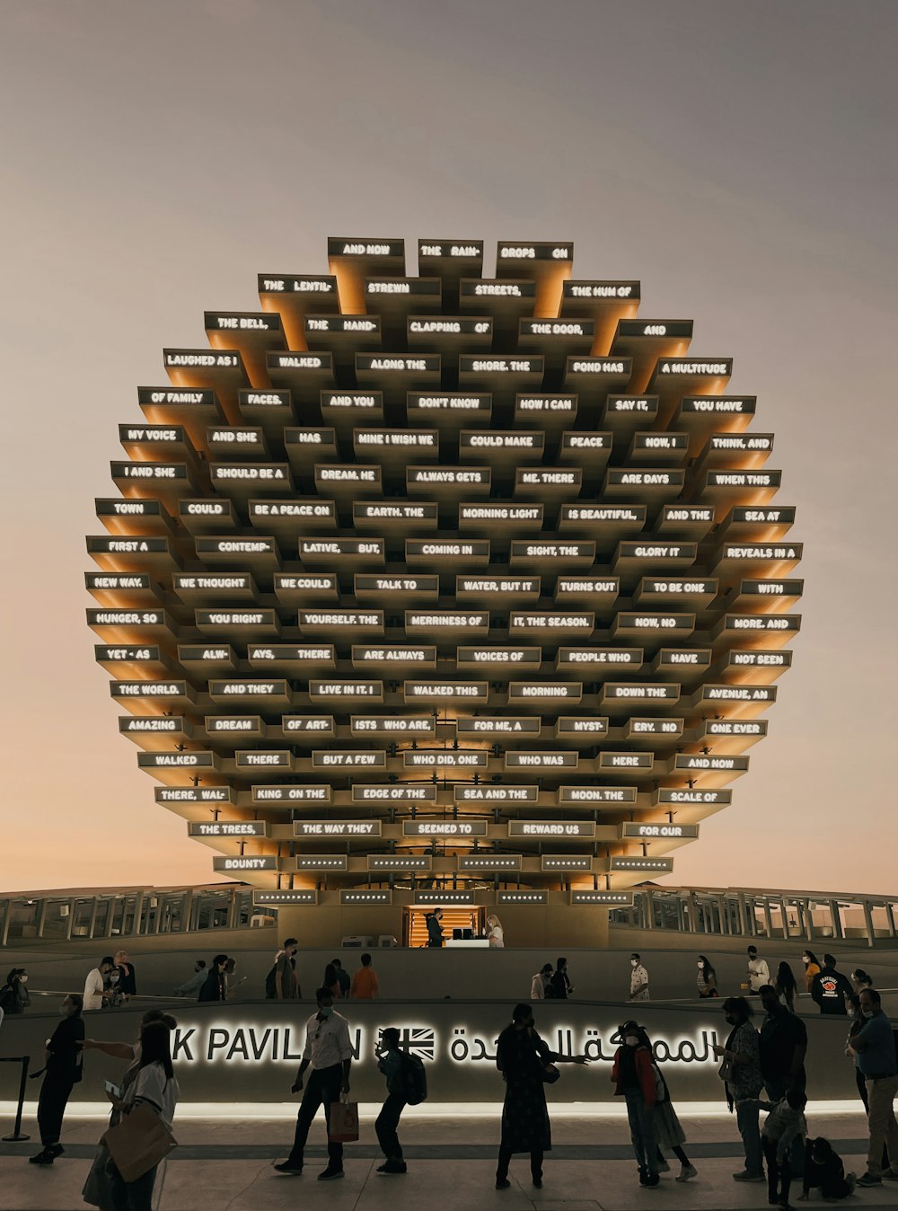 Un grupo de personas de pie frente a un edificio alto