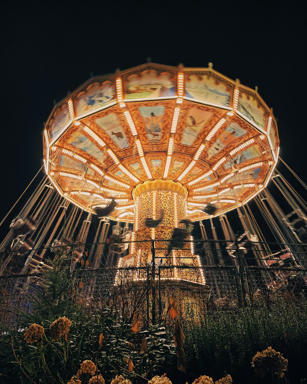 Ein Karussell bei Nacht mit eingeschaltetem Licht