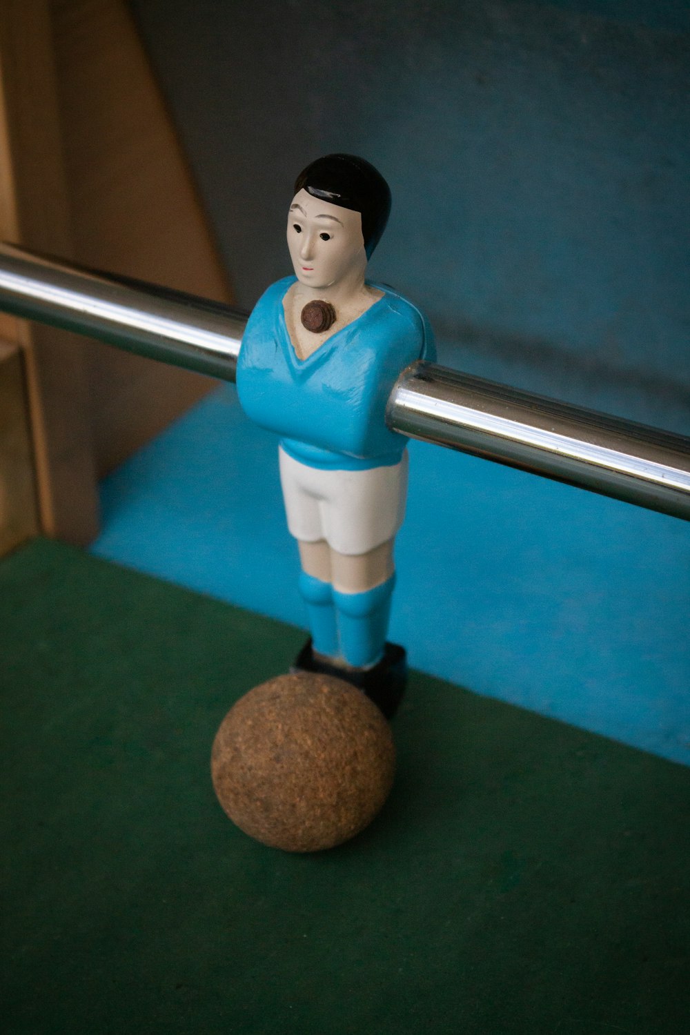 Una estatuilla de un hombre parado encima de una pelota