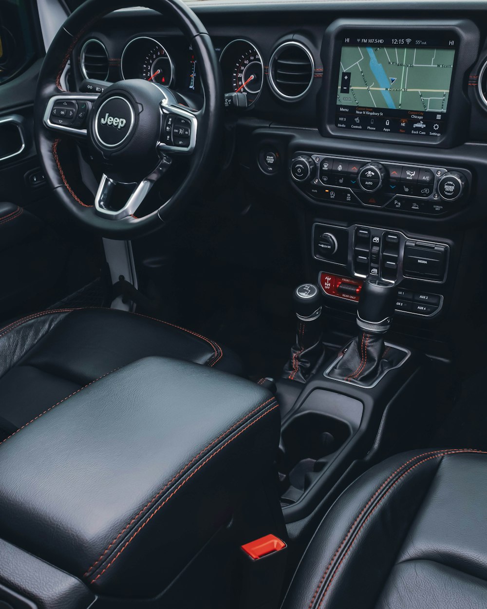 Foto zum Thema Der Innenraum eines Autos mit Lenkrad und Armaturenbrett –  Kostenloses Bild zu Schwarz auf Unsplash