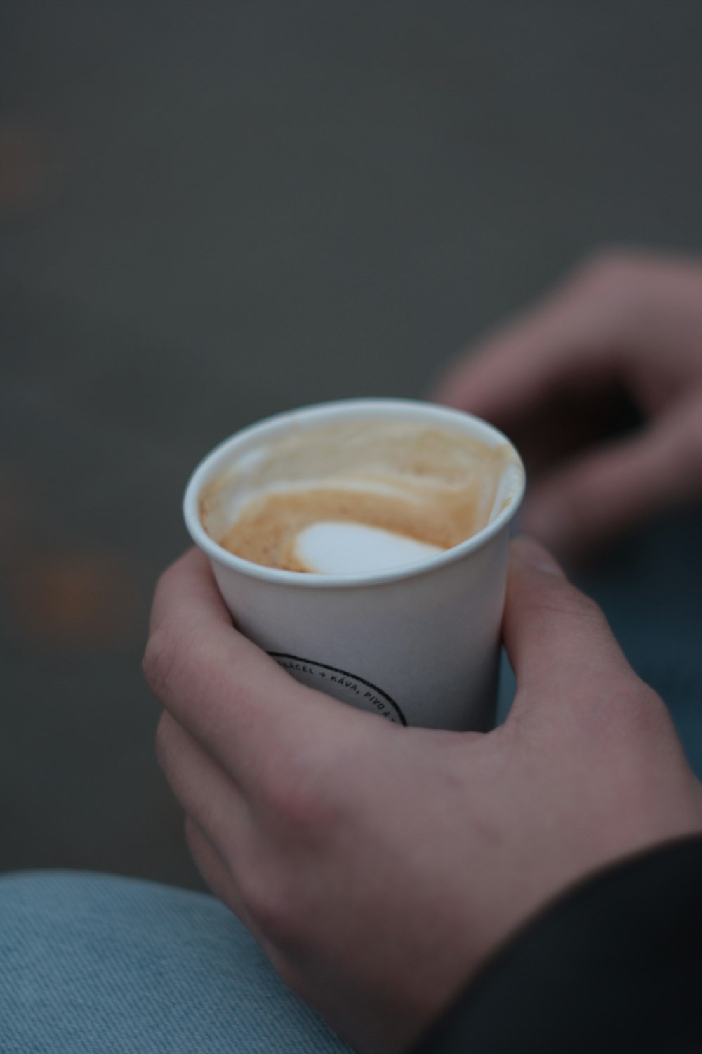 una persona che tiene una tazza di caffè in mano