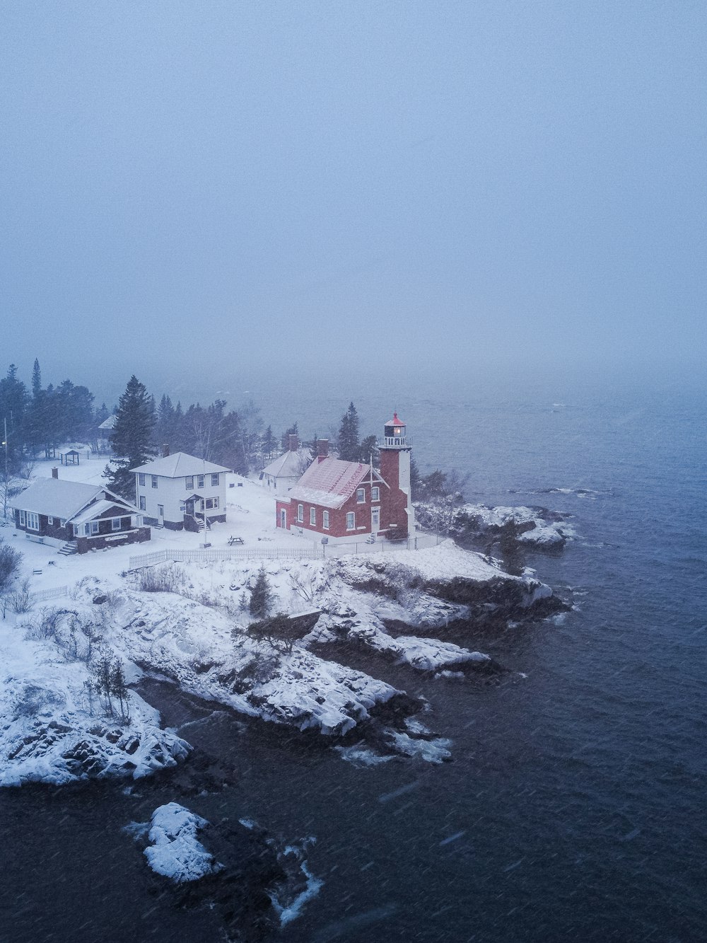 Un phare sur une île au milieu de l’océan