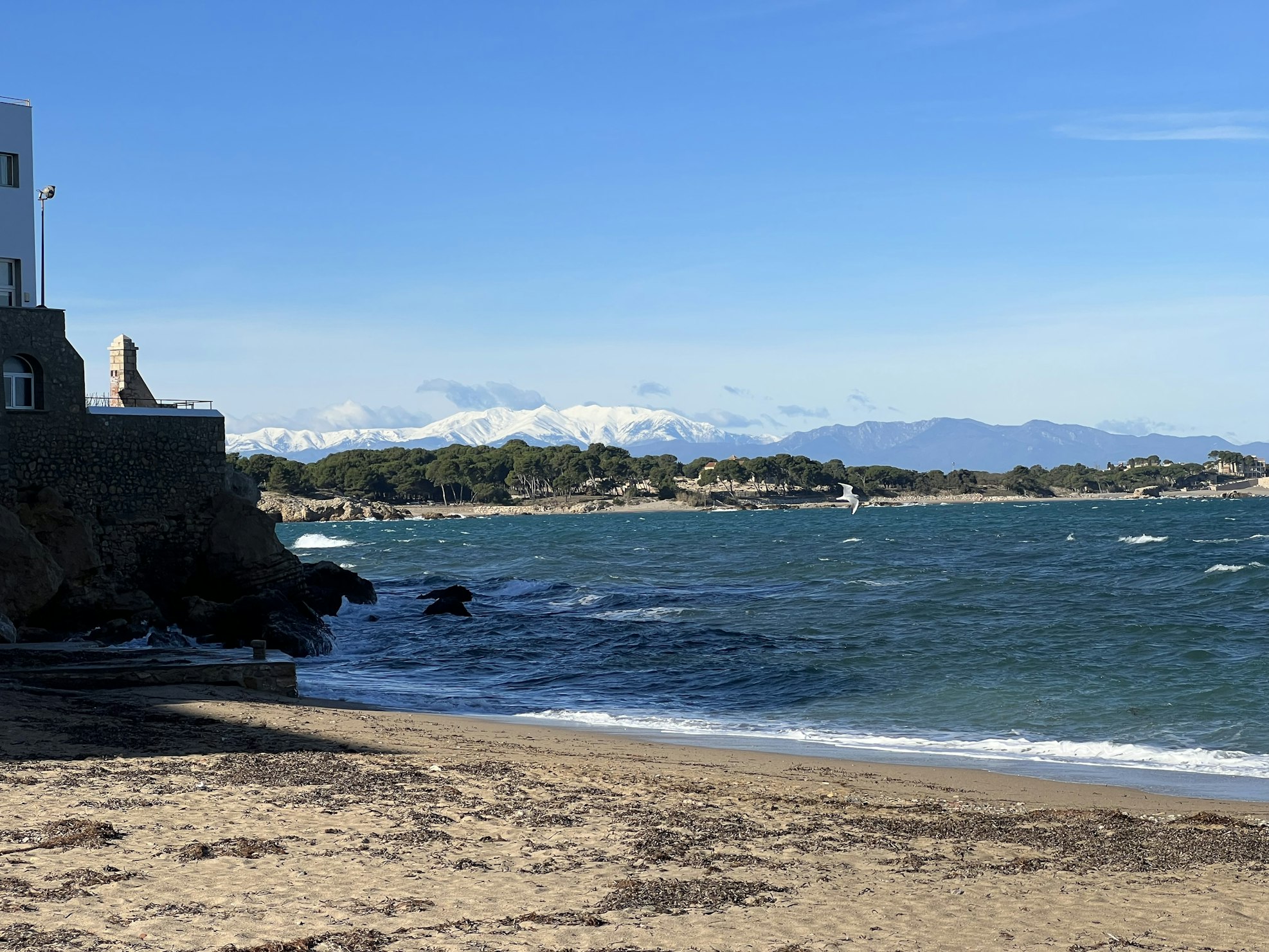Playa vacía en el pueblo de L'Escala, en la Costa Brava. 