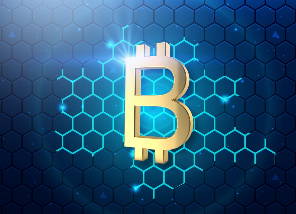 Ein goldener Bitcoin auf blauem sechseckigem Hintergrund