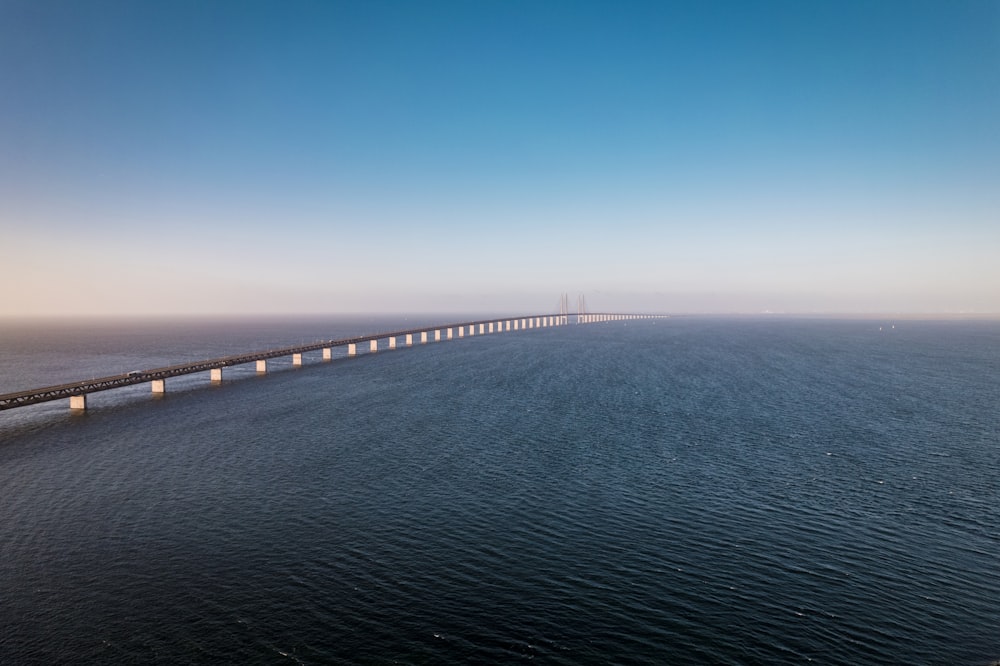 un long pont au-dessus d’un grand plan d’eau