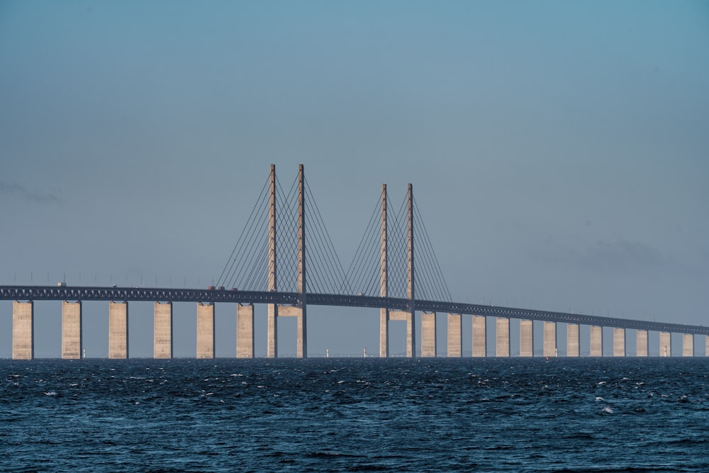 un grand pont au-dessus d’un plan d’eau