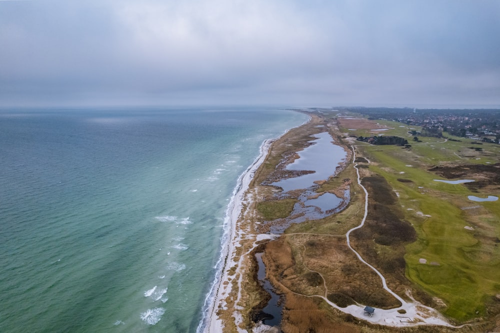 Una vista aérea de un campo de golf junto al océano