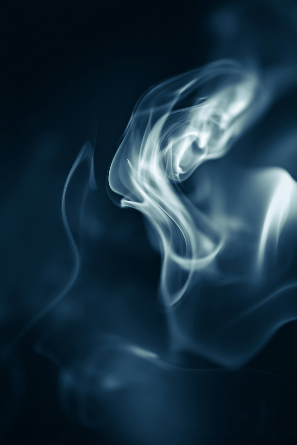 uno sfondo blu di fumo con uno sfondo nero