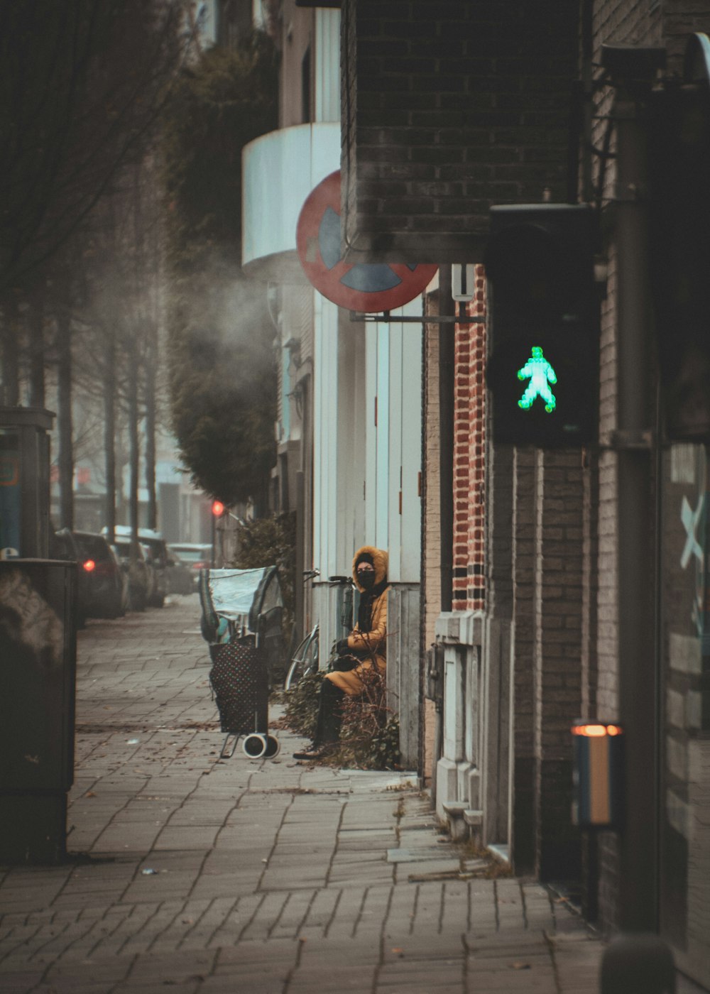 eine Person, die auf einem Stuhl auf einem Bürgersteig sitzt