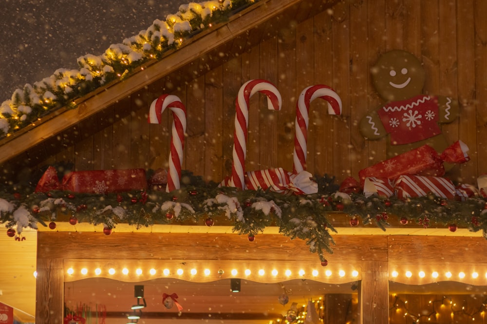 Un display natalizio con bastoncini di zucchero e pan di zenzero