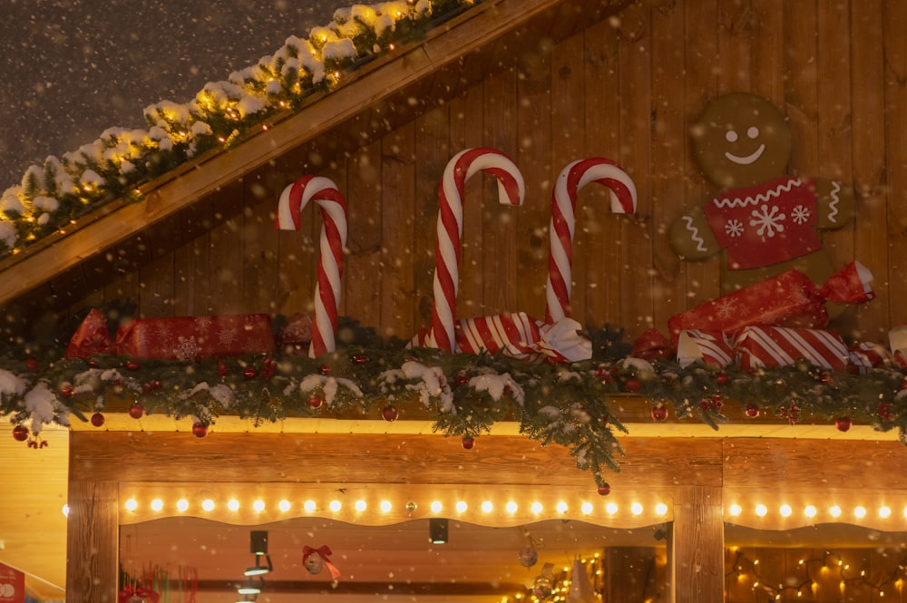 eine Weihnachtsausstellung mit Zuckerstangen und Lebkuchen