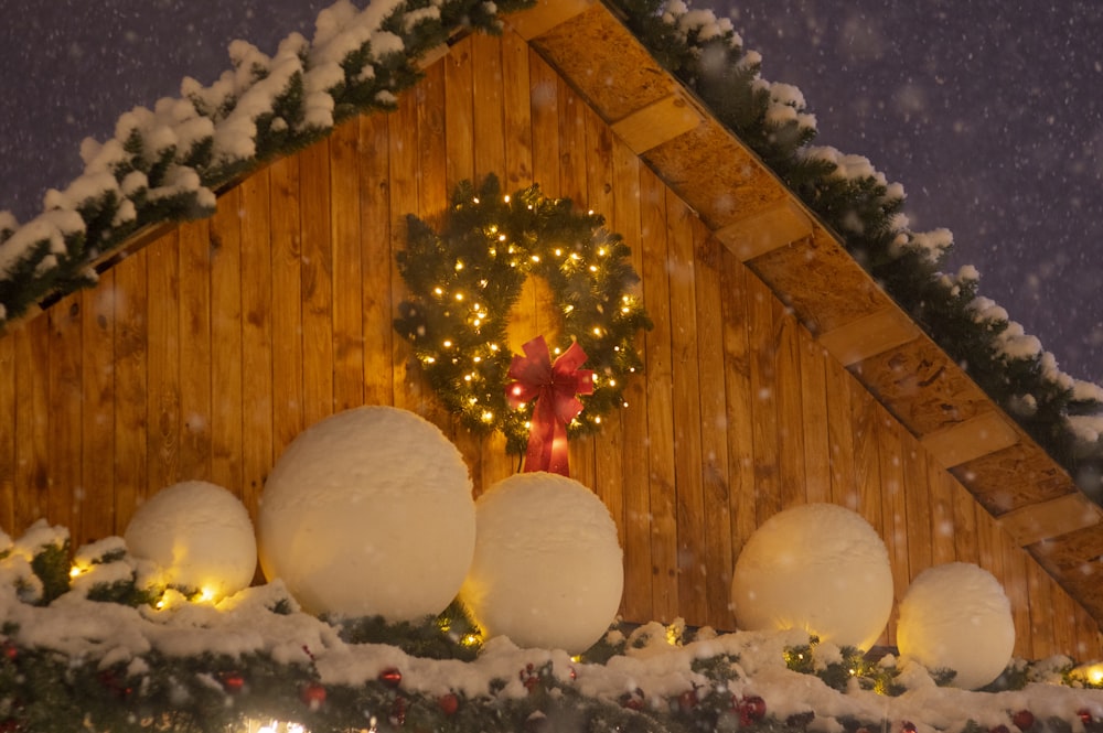 ein Haus mit einem Weihnachtskranz und Lichtern darauf