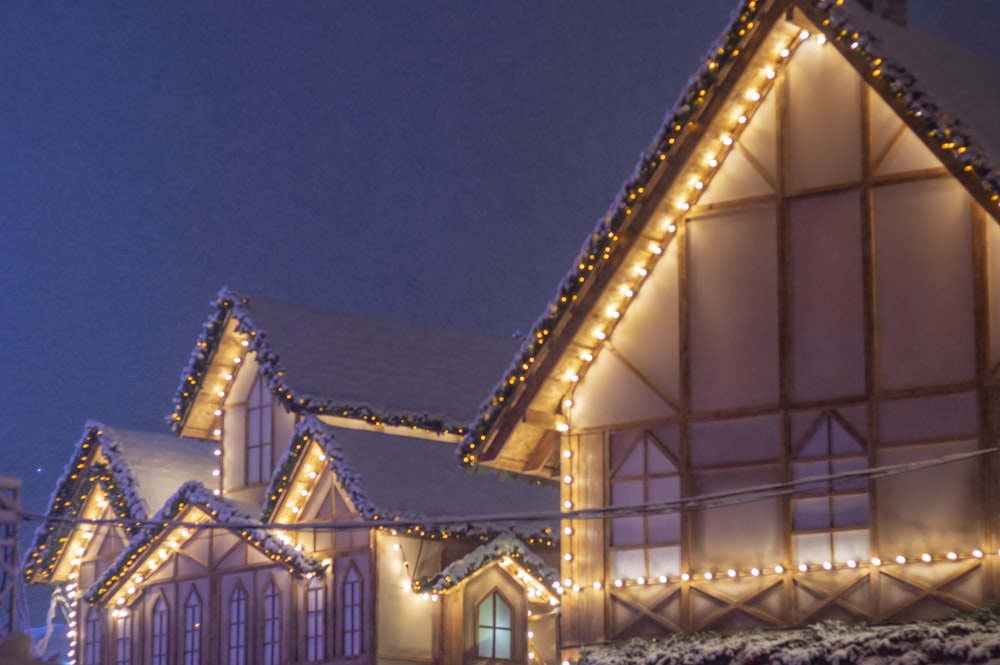 Una hilera de casas cubiertas de luces navideñas
