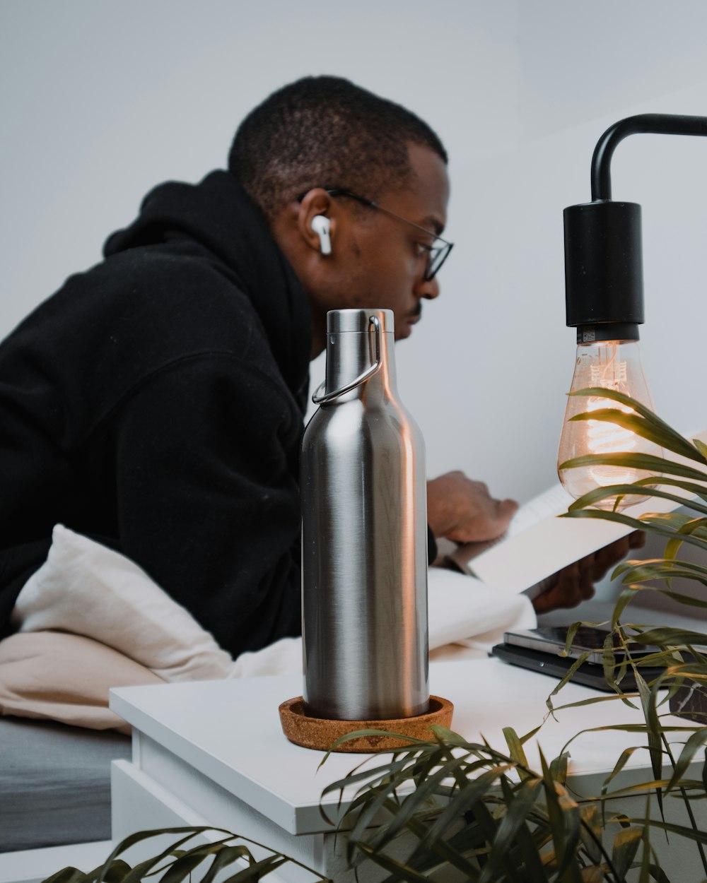 une personne assise à un bureau avec un ordinateur portable