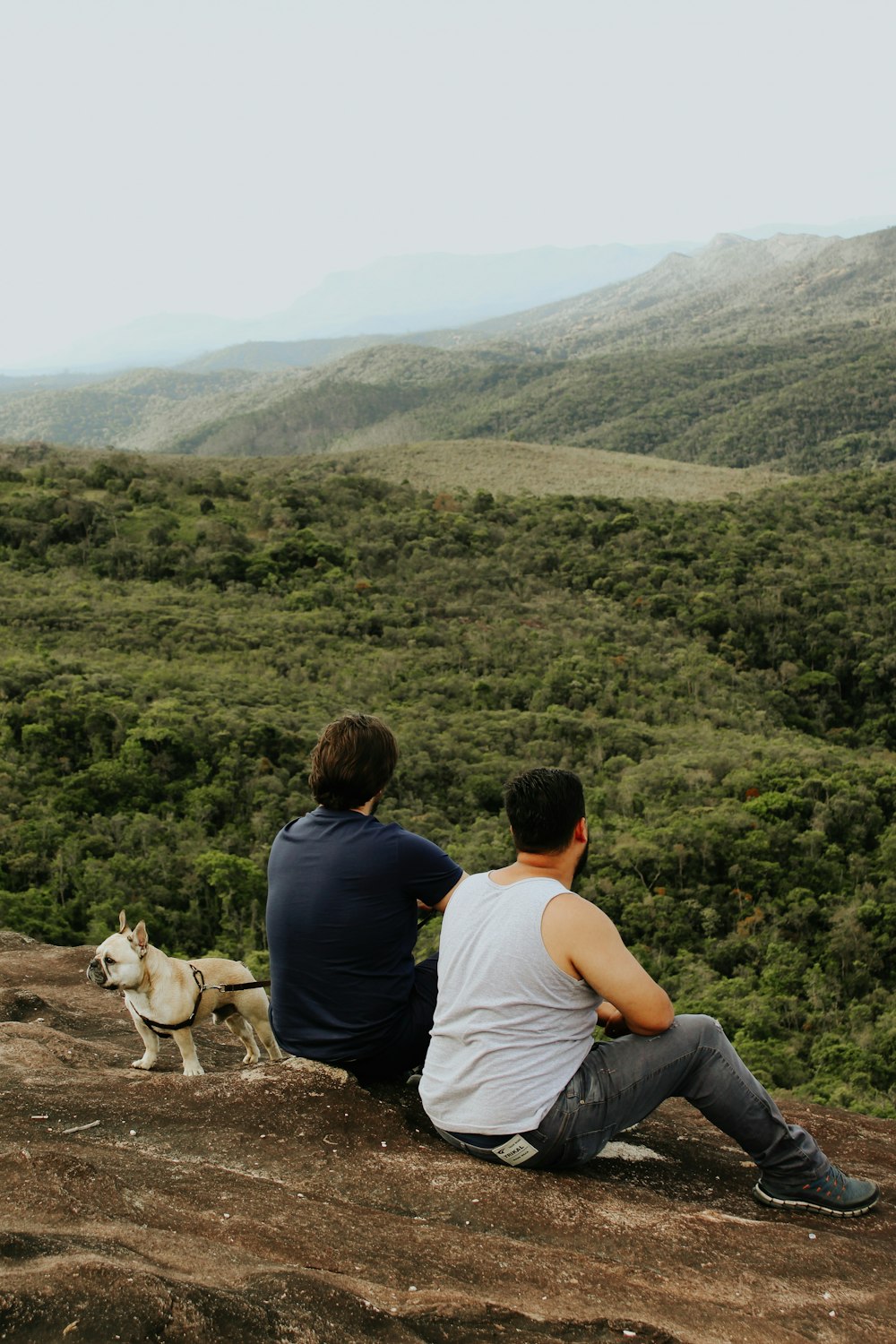 언덕 꼭대기에 앉아있는 두 사람