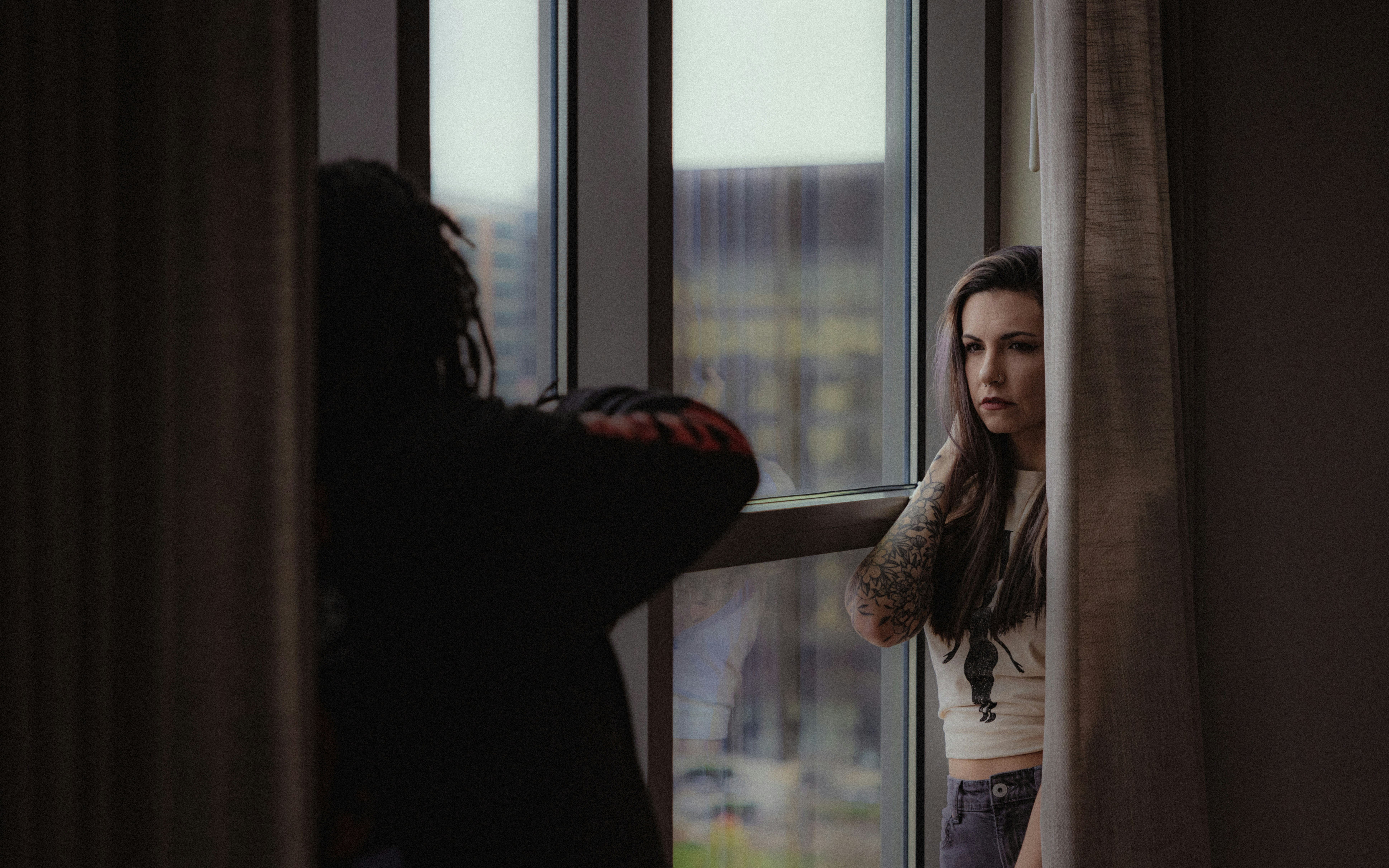 Eine Frau, die aus einem Fenster auf eine andere Frau schaut