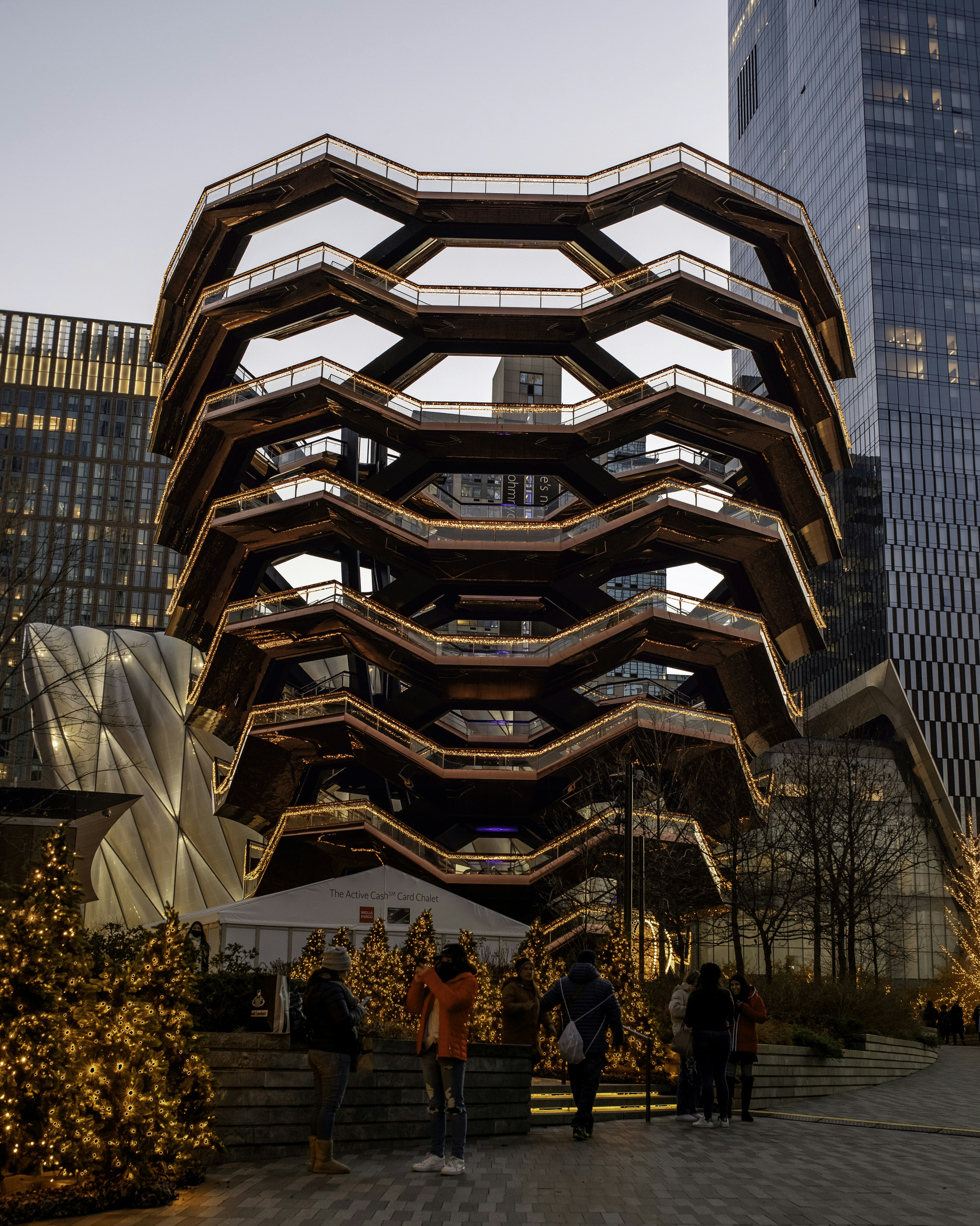 um grupo de pessoas em pé na frente de um edifício