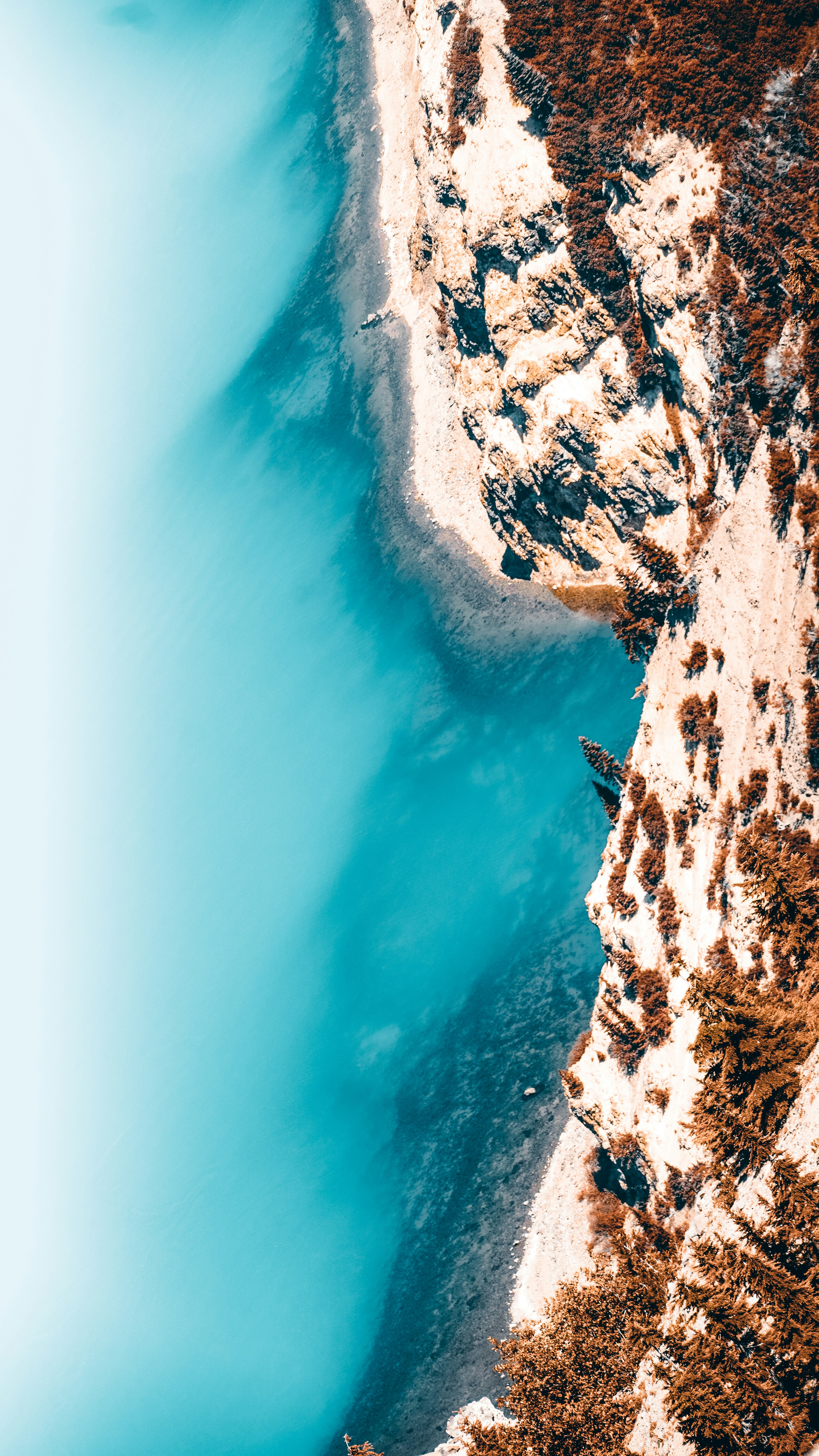 昼間の水域近くの雪に覆われた山の写真 Unsplashで見つけるクレーターレイクの無料写真