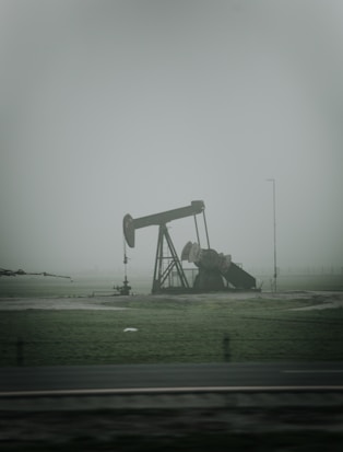 an oil pump in the middle of a field
