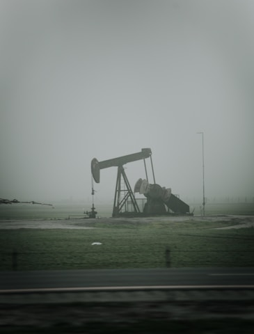 an oil pump in the middle of a field