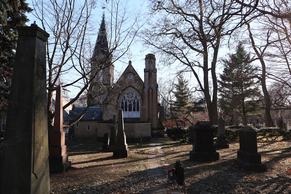 Un cementerio con una iglesia al fondo