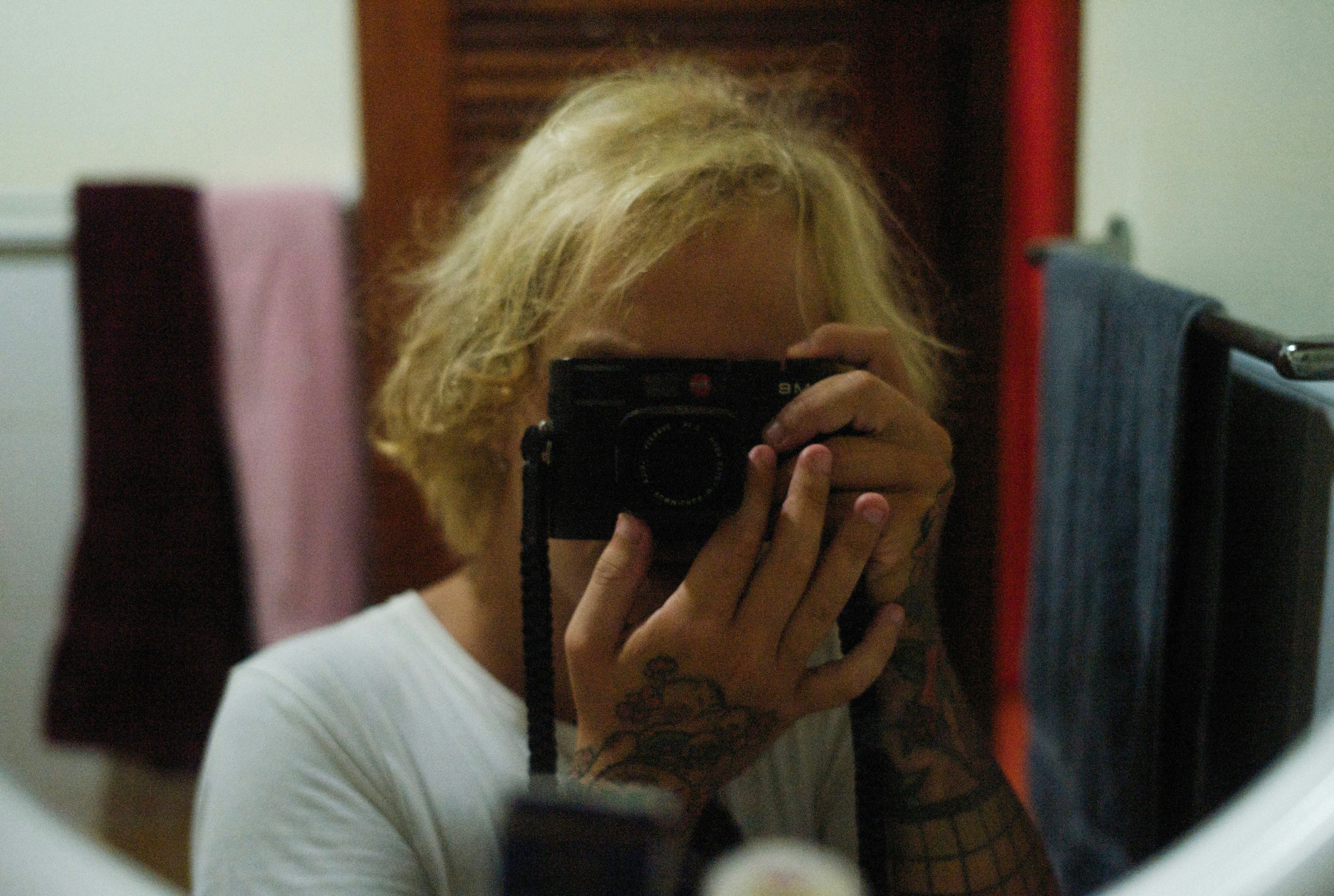 Eine Frau, die sich im Spiegel fotografiert