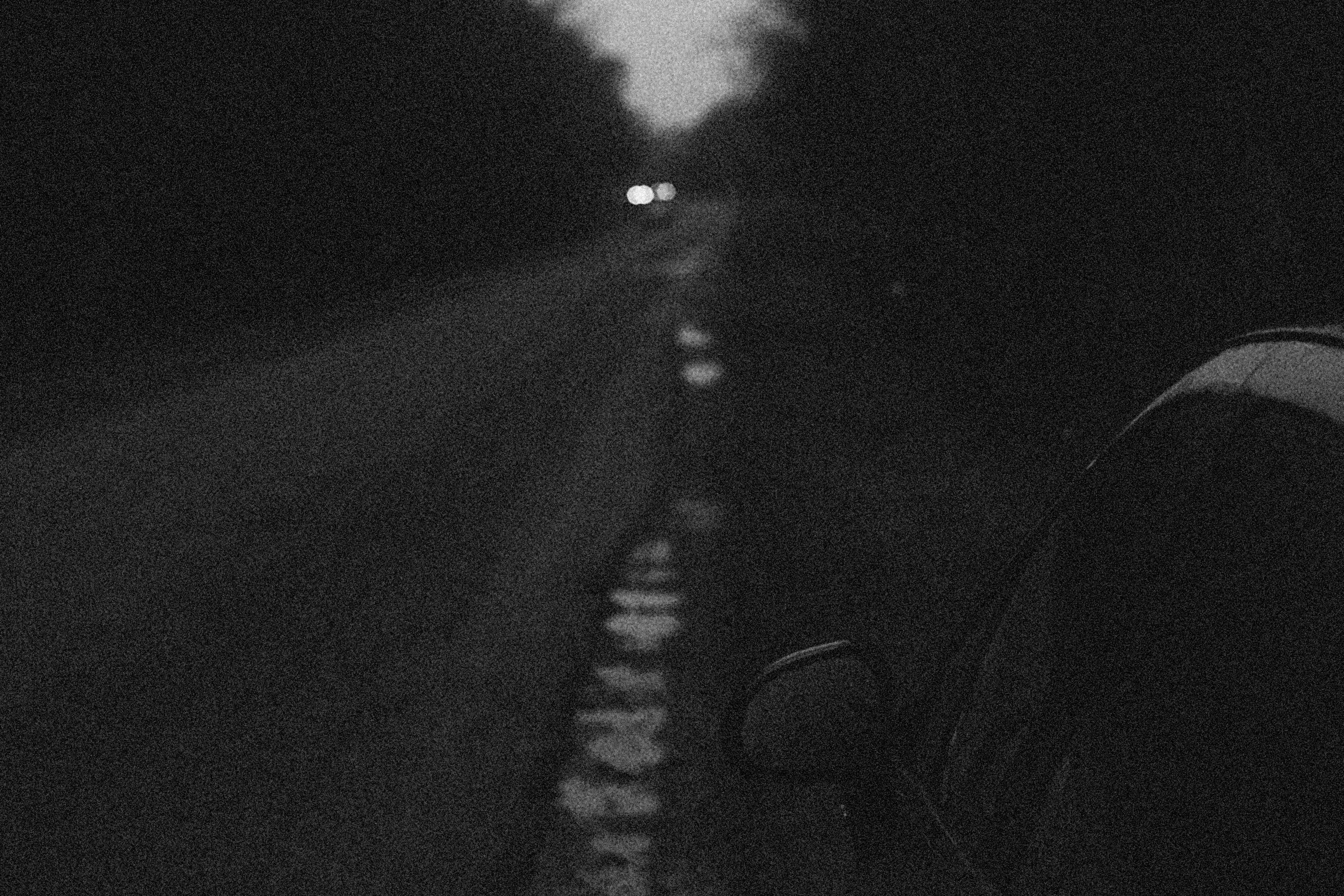 Karanlık ve puslu bir atmosferde, peşindeki gölgeden kaçan bir adamın silüeti; rüyada ölüm korkusu ve bilinçaltındaki korkularla yüzleşmeyi simgeleyen dramatik bir sahne.