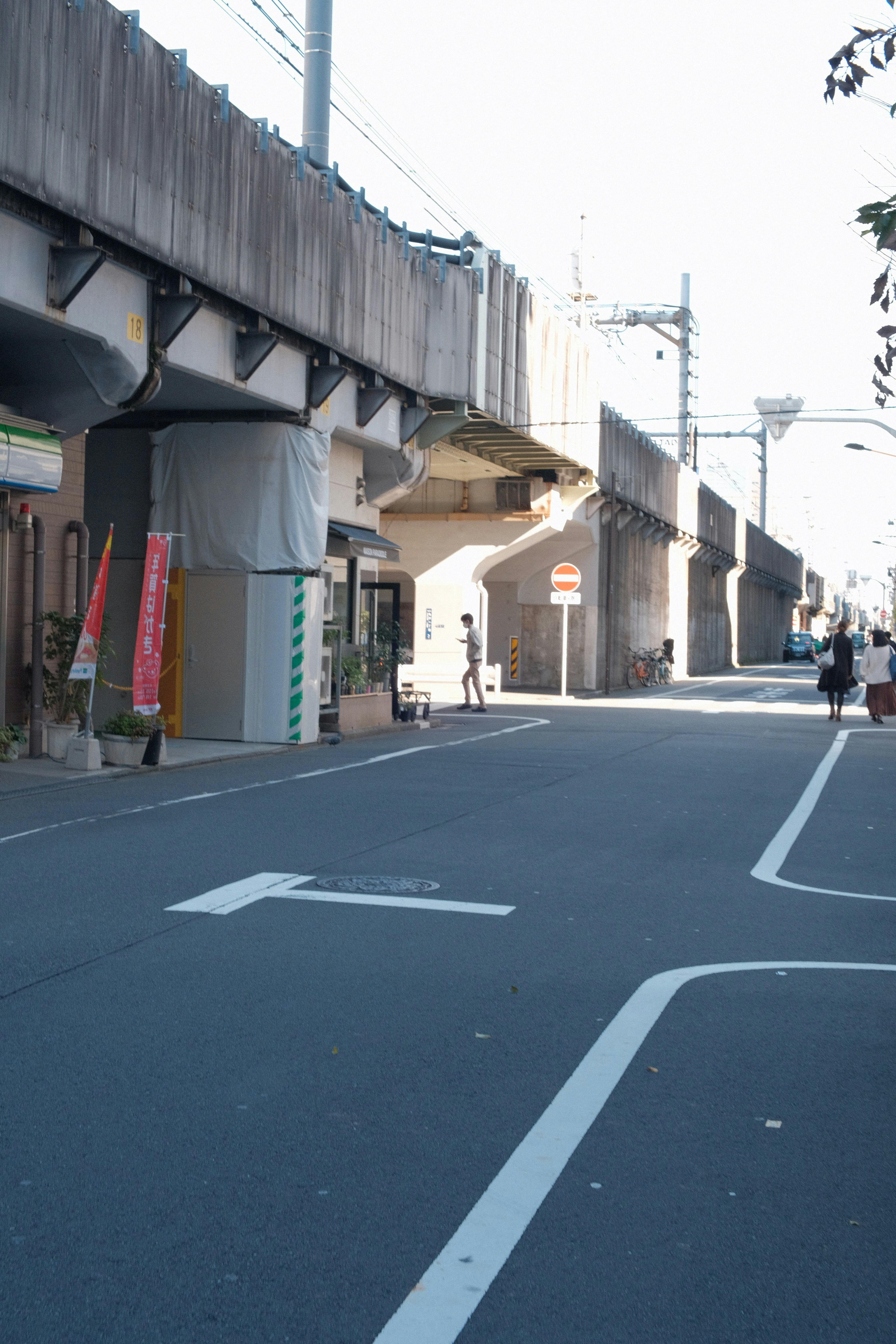 Una calle vacía de la ciudad con un puente sobre ella foto – Imagen de  Coche gratuita en Unsplash, image size:3000x4500