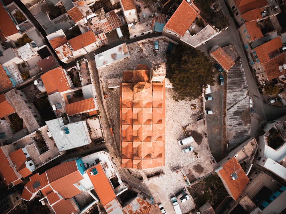 uma vista aérea de uma cidade com telhados alaranjados