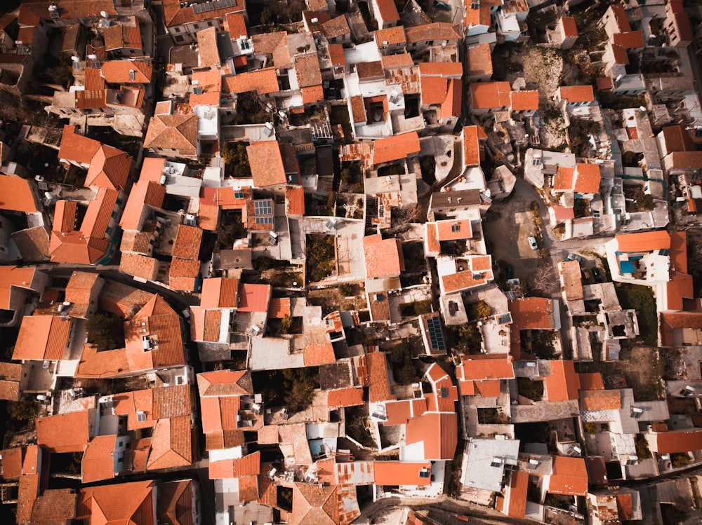 Una vista aérea de una ciudad con techos rojos