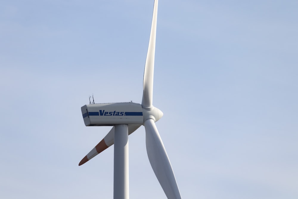 Una turbina eólica se muestra contra un cielo azul