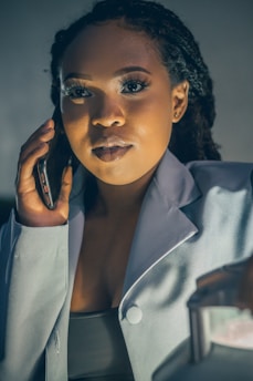 Person chatting with a lawyer on a smartphone