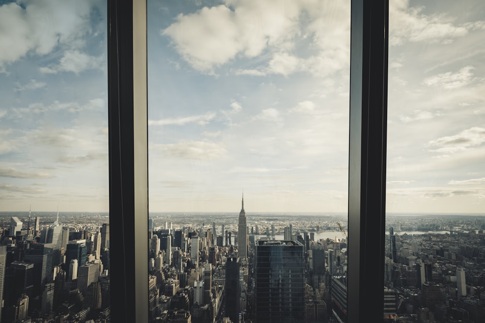 Una vista de una ciudad desde un edificio alto