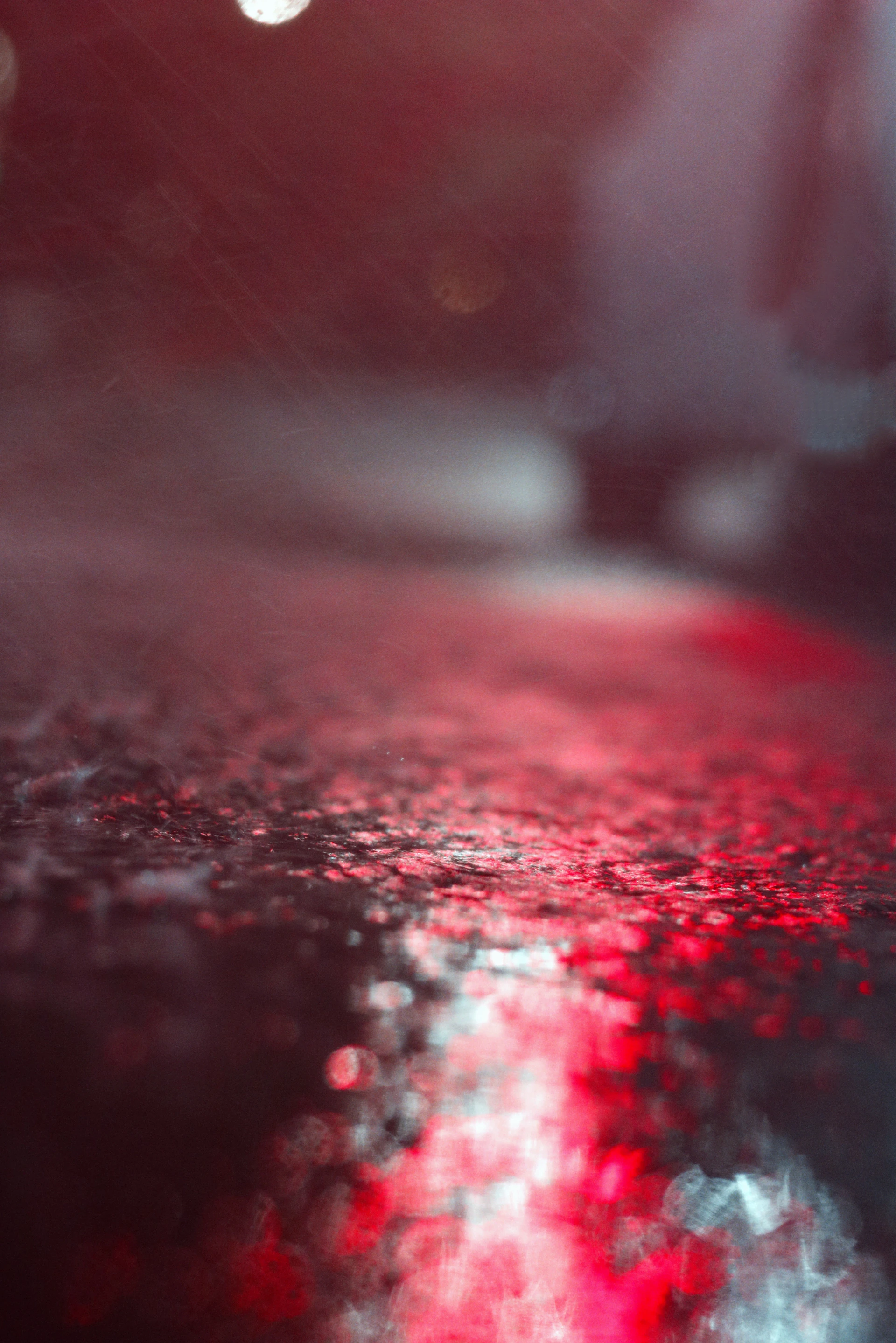 a blurry image of a street with a red light