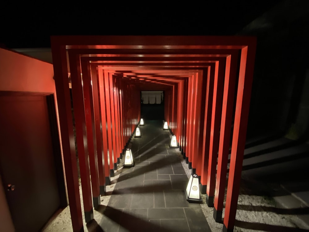 Ein Tunnel aus roten Säulen mit Lichtern