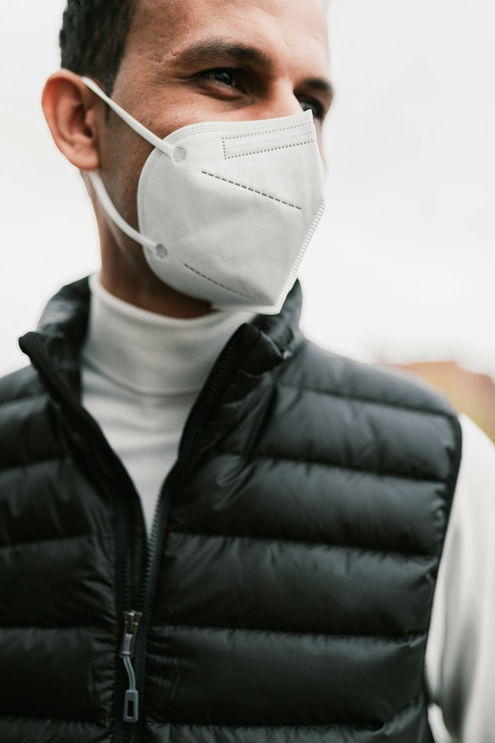 um homem usando uma máscara facial branca
