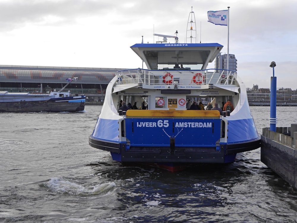 eine blau-weiße Fähre im Wasser