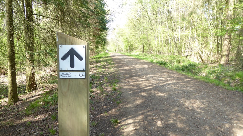 Un letrero que apunta a la izquierda en un camino de tierra