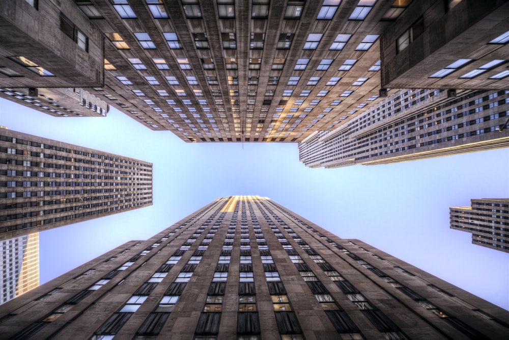 Un edificio muy alto con muchas ventanas